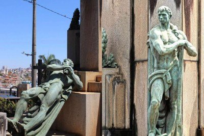 Estátua que figurava no Mausoléu do ex-governador de Minas Gerais, Olegário Maciel, no Cemitério do Bonfim, na região Noroeste de Belo Horizonte. A queda da estrutura foi devido às fortes ventanias que assolaram a região no início do mês de setembro -  (crédito: Montagem feita com fotos tiradas por: Hatus Filipe Barros Roseno, monitor projeto Visitas ao Bonfim e Zé Rocha, designer e docente na Escola de Design da UEMG)