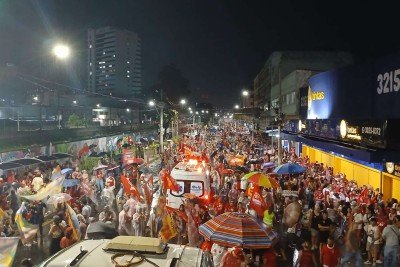 Temporal desmobilizou ato, mas apoiadores voltaram ao local após reestabilização do clima -  (crédito: Bruno Luis Barros/EM/D.A. Press)