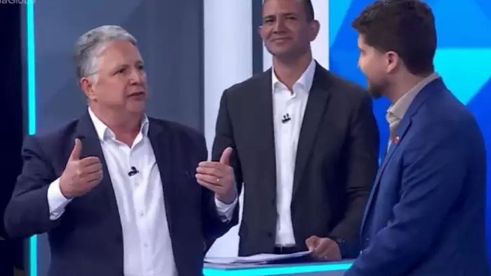 Anthony Garotinho fala sobre o programa "Leitinho Feliz" enquanto Douglas Ruas e William Siri tentam segurar o riso durante debate -  (crédito: TV Globo / reprodu&ccedil;&atilde;o)