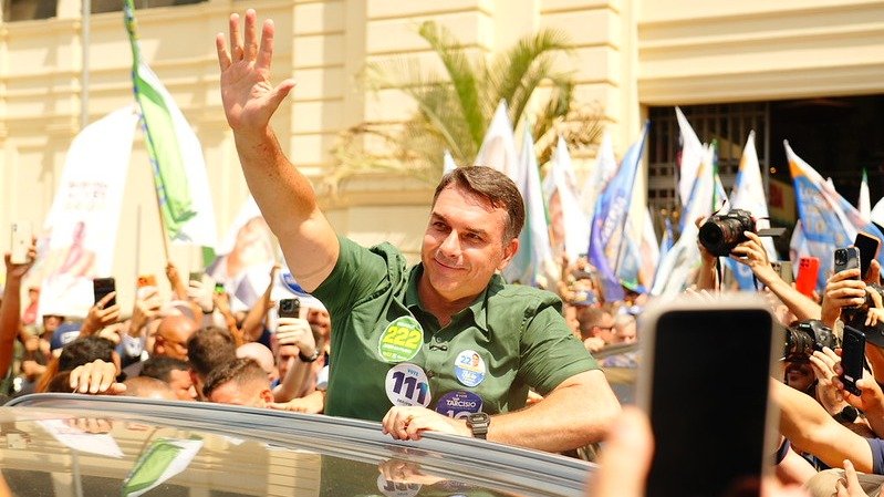 Fl&aacute;vio Bolsonaro em ato p&uacute;blico, onde suas posi&ccedil;&otilde;es sobre religi&atilde;o e pol&iacute;tica geraram debates abordados na reportagem -  (crédito: Vittor Sales/Divulga&ccedil;&atilde;o)