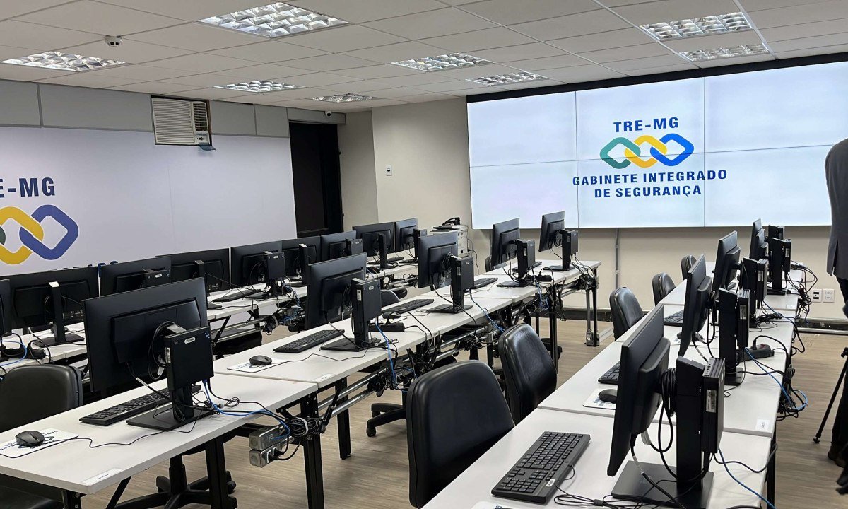 Espaço de monitoramento do Gabinete Integrado de segurança (GIS) no Tribunal Regional Eleitoral de Minas Gerais - (crédito: Giovanna de Souza/EM/D.A. Press)