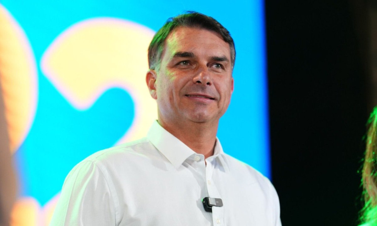 Flávio Bolsonaro interrompe campanha para acompanhar apresentação da filha na escola - (crédito: Foto: Vittor Sales/Divulgação Campanha Flávio Bolsonaro)