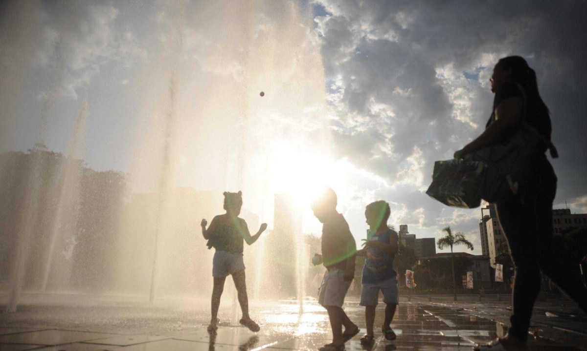 Onda de calor chegará ao fim nos próximos dias, quando ocorrerá uma queda brusca na temperatura - (crédito: Alexandre Guzansche/EM/D.A.Press)