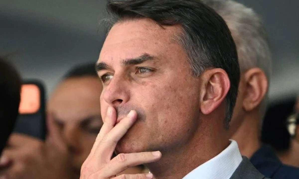 Após propor mudança, Flávio Bolsonaro alega ‘respeitar’ Constituição - (crédito: MAURO PIMENTEL/AFP)