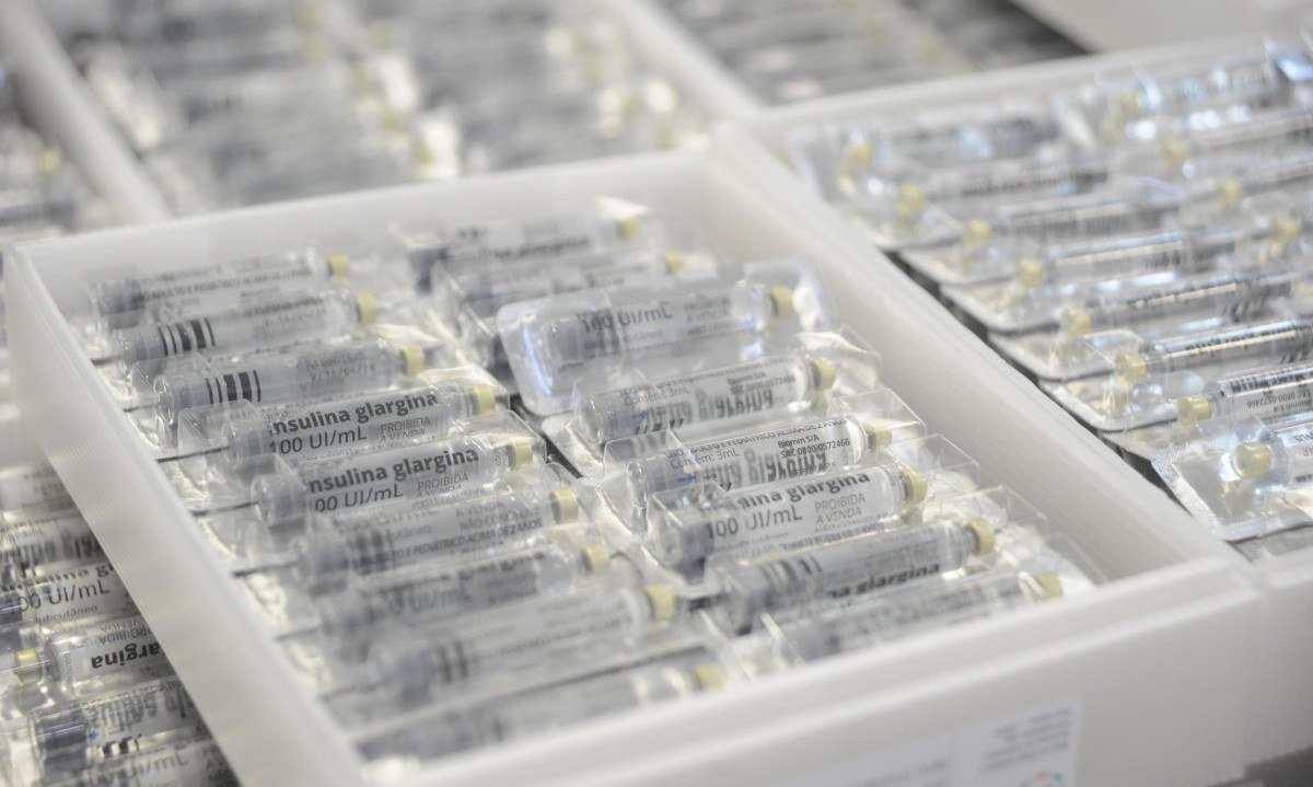 A administração da insulina em pacientes diabéticos é feita por meio de seringas com agulhas acopladas; desabastecimento em cidades mineiras acende alerta - (crédito: Alexandre Guzanshe/EM/D.A Press)
