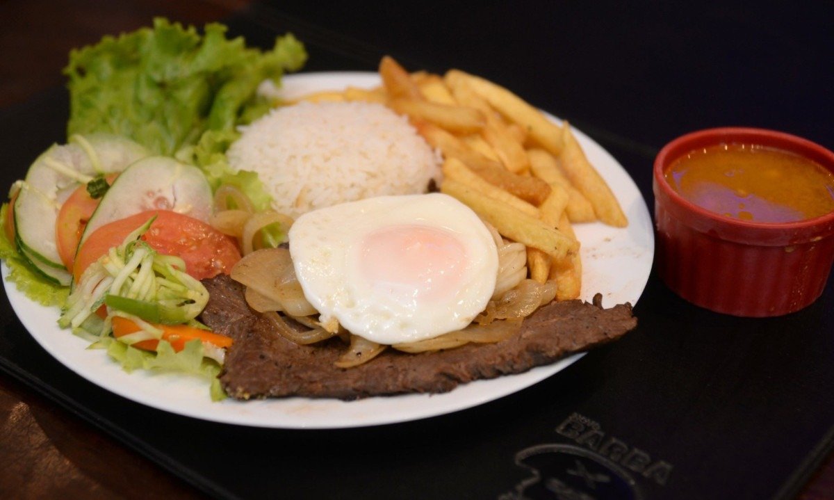 Um dos sucessos do bar O Barba &eacute; o prato-feito Pirata, que combina arroz, feij&atilde;o, salada, bife, ovo e batata