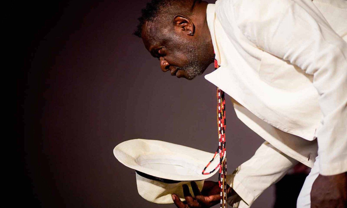 Evandro Passos vem circulando por teatros e escolas do Brasil com a peça "Isidoro: um negro de quilate", que propõe novo olhar sobre a história de Minas - (crédito: Marlon de Paula/Divulgação)