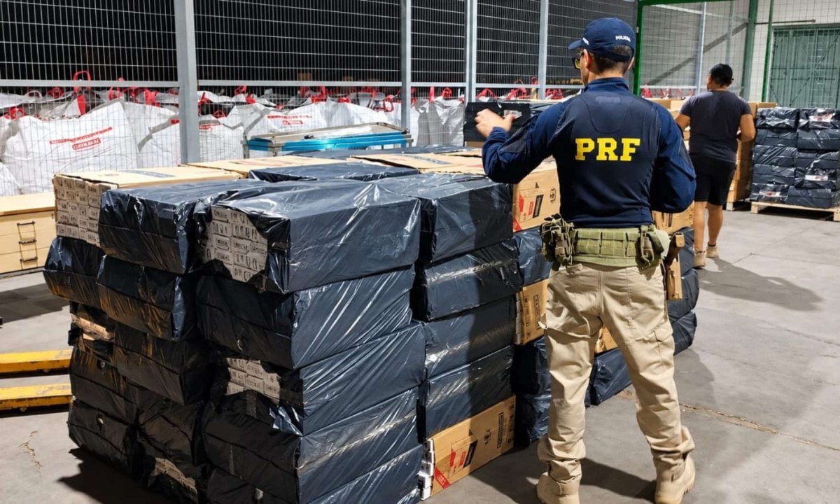 Caminhão ‘recheado’ com 105 mil maços de cigarros é barrado na BR-262 - (crédito: PRF/Reprodução)