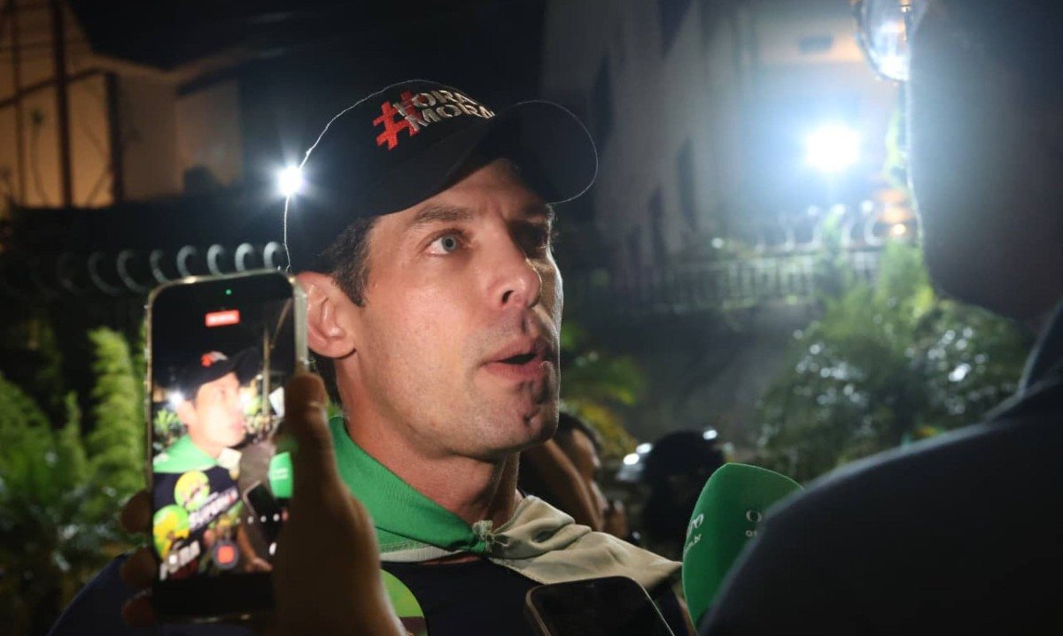 Nikolas pediu voto para si e para aliados. Ao lado dele, estavam o candidato ao governo de Minas, Flávio Roscoe (PL), os candidatos ao Senado Domingos Sávio (PL) e Marco Antônio Costa, o Superman (Novo), e o candidato a deputado estadual Pablo Almeida (PL). - (crédito: Marcos Vieira/EM/D.A. Press)
