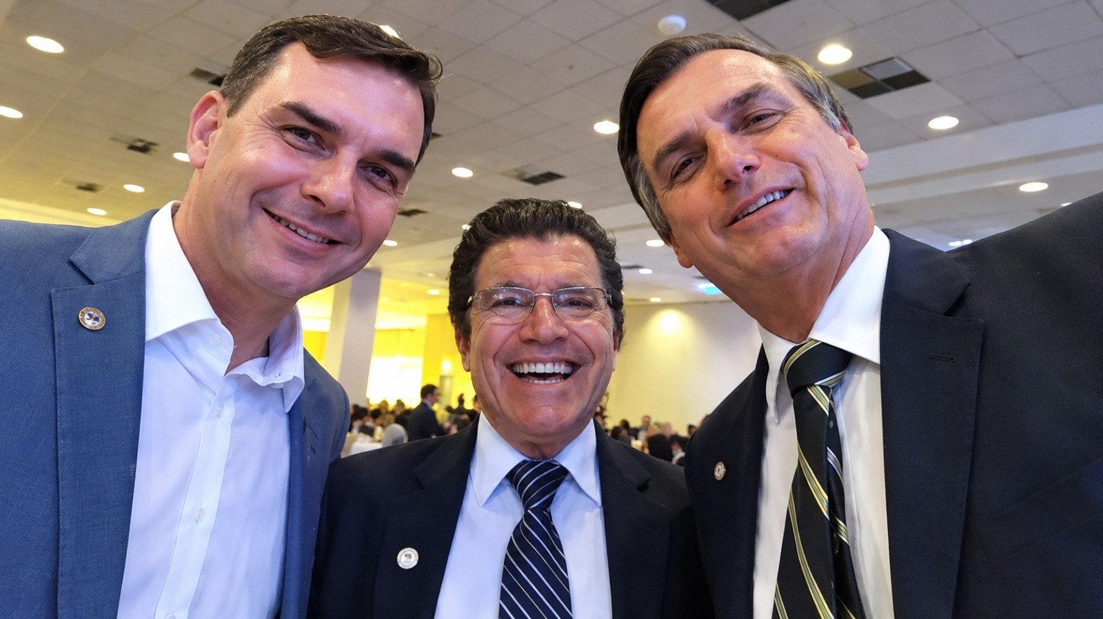 Vict&oacute;rio Galli (centro) em foto com o ex-presidente Jair Bolsonaro, a quem assessorou na Presid&ecirc;ncia -  (crédito: Reprodu&ccedil;&atilde;o / Facebook )
