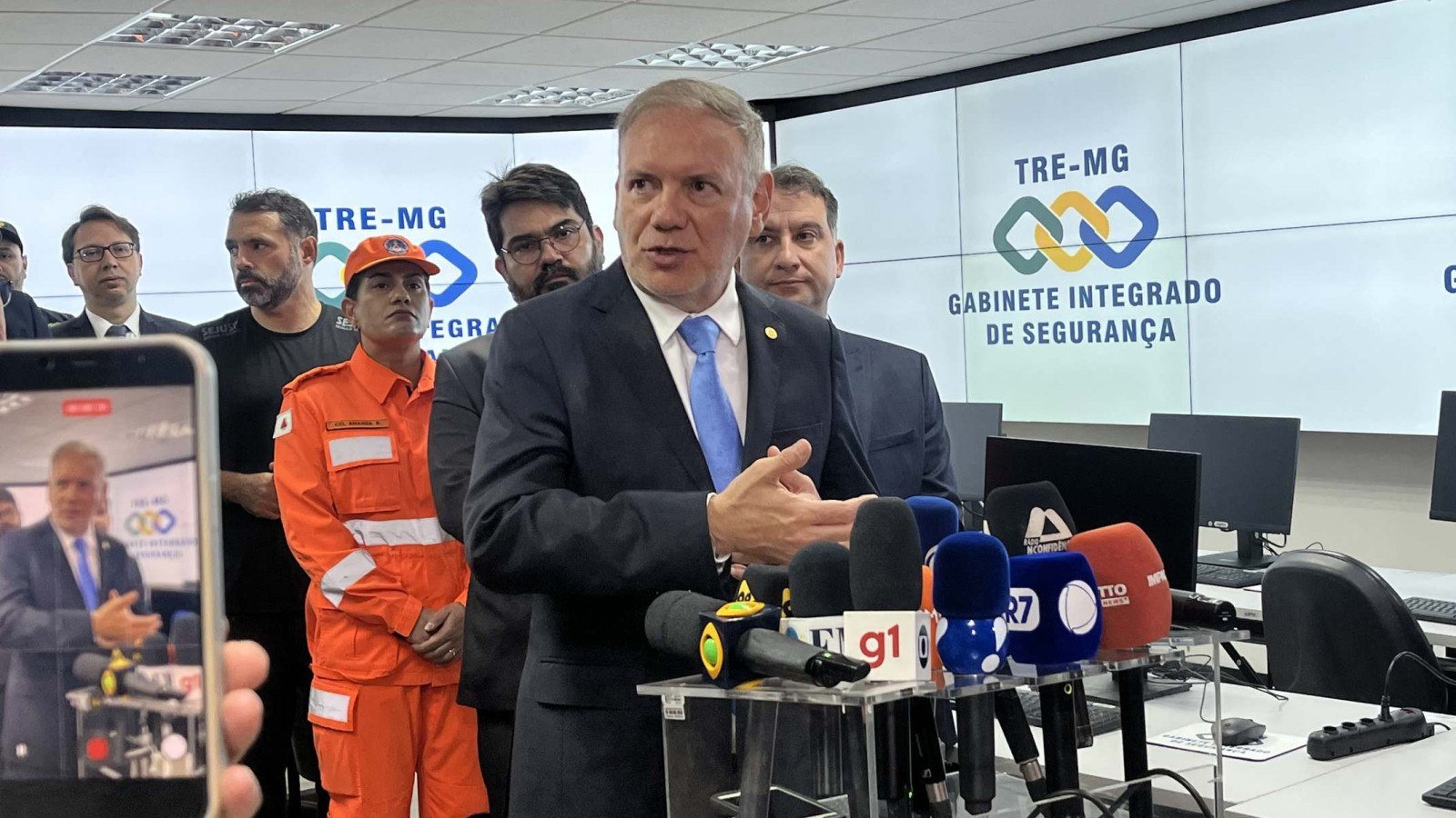 Desembargador do TRE-MG Paulo de Tarso Tamburini explicou que o GIS re&uacute;ne, al&eacute;m dos ju&iacute;zes do TRE-MG, o Minist&eacute;rio P&uacute;blico Estadual e o Minist&eacute;rio P&uacute;blico Federal, que atuam com o Minist&eacute;rio P&uacute;blico Eleitoral, e as for&ccedil;as de seguran&ccedil;a que trabalham em Minas Gerais 