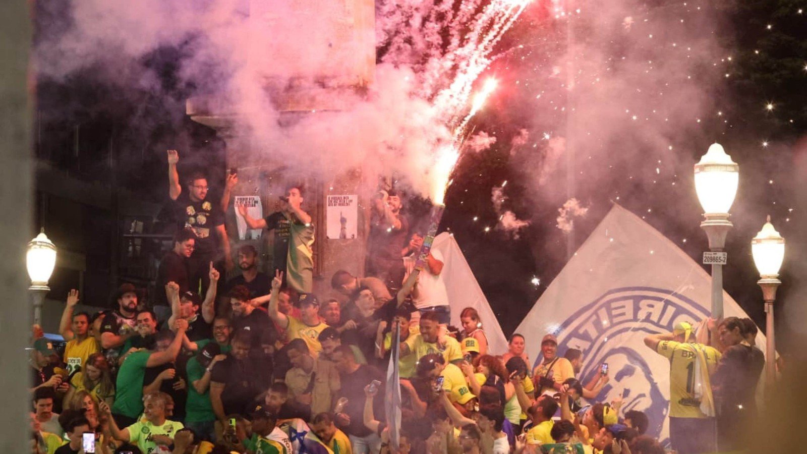 Nikolas liga para Flávio Bolsonaro durante ato no Centro de BH