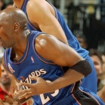 Camisa de Michael Jordan em 'The last dance' bate recorde em leilão - David Zalubowski