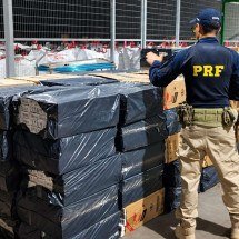 Caminhão é flagrado com 105 mil maços de cigarros contrabandeados - PRF/Reprodução