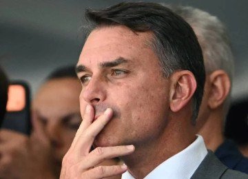 Ap&oacute;s propor mudan&ccedil;a, Fl&aacute;vio Bolsonaro alega &lsquo;respeitar&rsquo; Constitui&ccedil;&atilde;o -  (crédito: MAURO PIMENTEL/AFP)