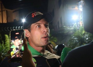 Nikolas pediu voto para si e para aliados. Ao lado dele, estavam o candidato ao governo de Minas, Flávio Roscoe (PL), os candidatos ao Senado Domingos Sávio (PL) e Marco Antônio Costa, o Superman (Novo), e o candidato a deputado estadual Pablo Almeida (PL). -  (crédito: Marcos Vieira/EM/D.A. Press)