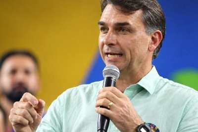 Desde julho, Flávio é formalmente investigado no inquérito relacionado ao filme sobre seu pai, com autorização do ministro do STF André Mendonça -  (crédito: Marcos Vieira/DA Press)