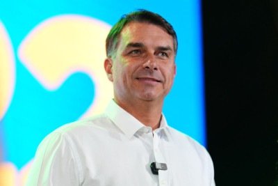 Flávio Bolsonaro interrompe campanha para acompanhar apresentação da filha na escola -  (crédito: Foto: Vittor Sales/Divulgação Campanha Flávio Bolsonaro)