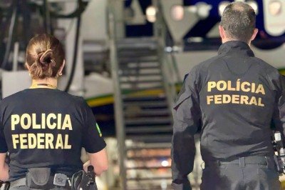 Homem extraditado desembarcou no Aeroporto Internacional de Confins na noite desta quinta-feira (1º/10) -  (crédito: Polícia Federal/Divulgação)