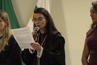 A juíza Alina Tereza de Mattos Azevedo durante a leitura da sentença de Ítalo Jefersson da Silva -  (crédito: Bruno Francis/TJMG)