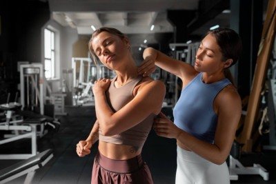 Copiar treinos de amigos, influenciadores ou frequentadores mais experientes da academia pode ser prejudicial -  (crédito: magnific)