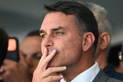 Ap&oacute;s propor mudan&ccedil;a, Fl&aacute;vio Bolsonaro alega &lsquo;respeitar&rsquo; Constitui&ccedil;&atilde;o -  (crédito: MAURO PIMENTEL/AFP)