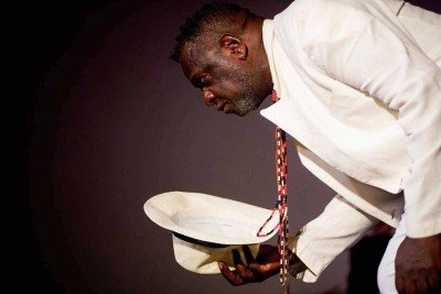 Evandro Passos vem circulando por teatros e escolas do Brasil com a peça 'Isidoro: um negro de quilate', que propõe novo olhar sobre a história de Minas -  (crédito: Marlon de Paula/Divulgação)