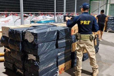 Caminhão ‘recheado’ com 105 mil maços de cigarros é barrado na BR-262 -  (crédito: PRF/Reprodução)