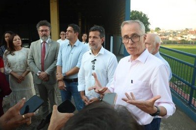 O prefeito de Betim, Heron Guimar&atilde;es; o ministro da Educa&ccedil;&atilde;o, Leonardo Barchini; e o reitor Alessandro Fernandes estiveram, nesta quinta-feira (1&ordm;/10), no local onde ser&aacute; constru&iacute;do o futuro campus da UFMG -  (crédito: Marcos Vieira/EM/D.A. Press)