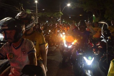 O ato começou uma 'motociata' que saiu da Praça do Papa, no bairro Mangabeiras. Atravessando a avenida Afonso Pena, o comboio parou em frente ao Palácio das Artes, onde os políticos começaram o 'Blocão do 22' e caminharam até a Praça -  (crédito: Marcos Vieira/EM/D.A. Press)
