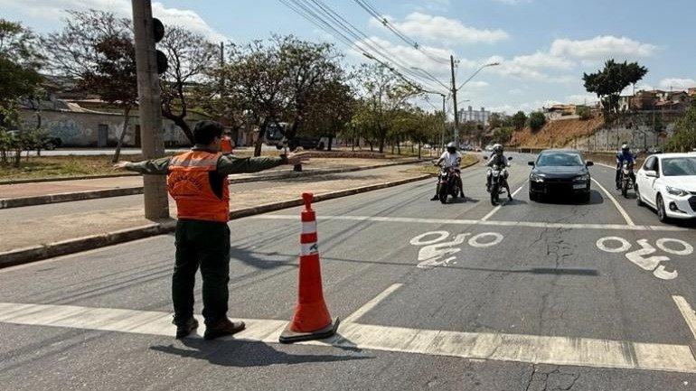 A&ccedil;&atilde;o da Defesa Civil simula fechamento preventivo de avenida para treinar resposta a riscos de inunda&ccedil;&atilde;o em Belo Horizonte. -  (crédito: Divulga&ccedil;&atilde;o/PBH)