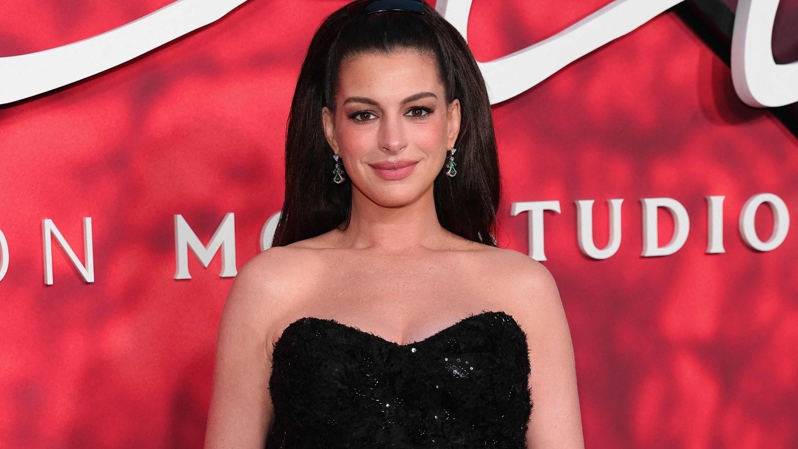Anne Hathaway em evento, celebrando 2026 como um ano de destaque com m&uacute;ltiplos lan&ccedil;amentos  -  (crédito: AFP)