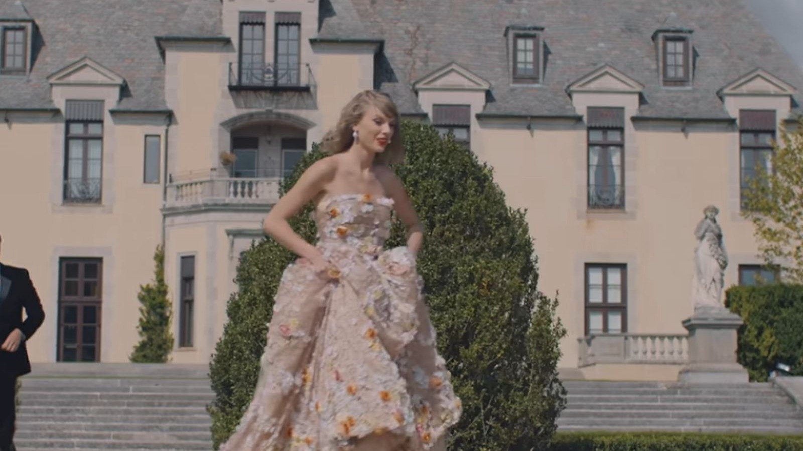Taylor Swift grava cenas do clipe 'Blank Space' no Oheka Castle, im&oacute;vel que ser&aacute; leiloado -  (crédito: Reprodu&ccedil;&atilde;o / YouTube)