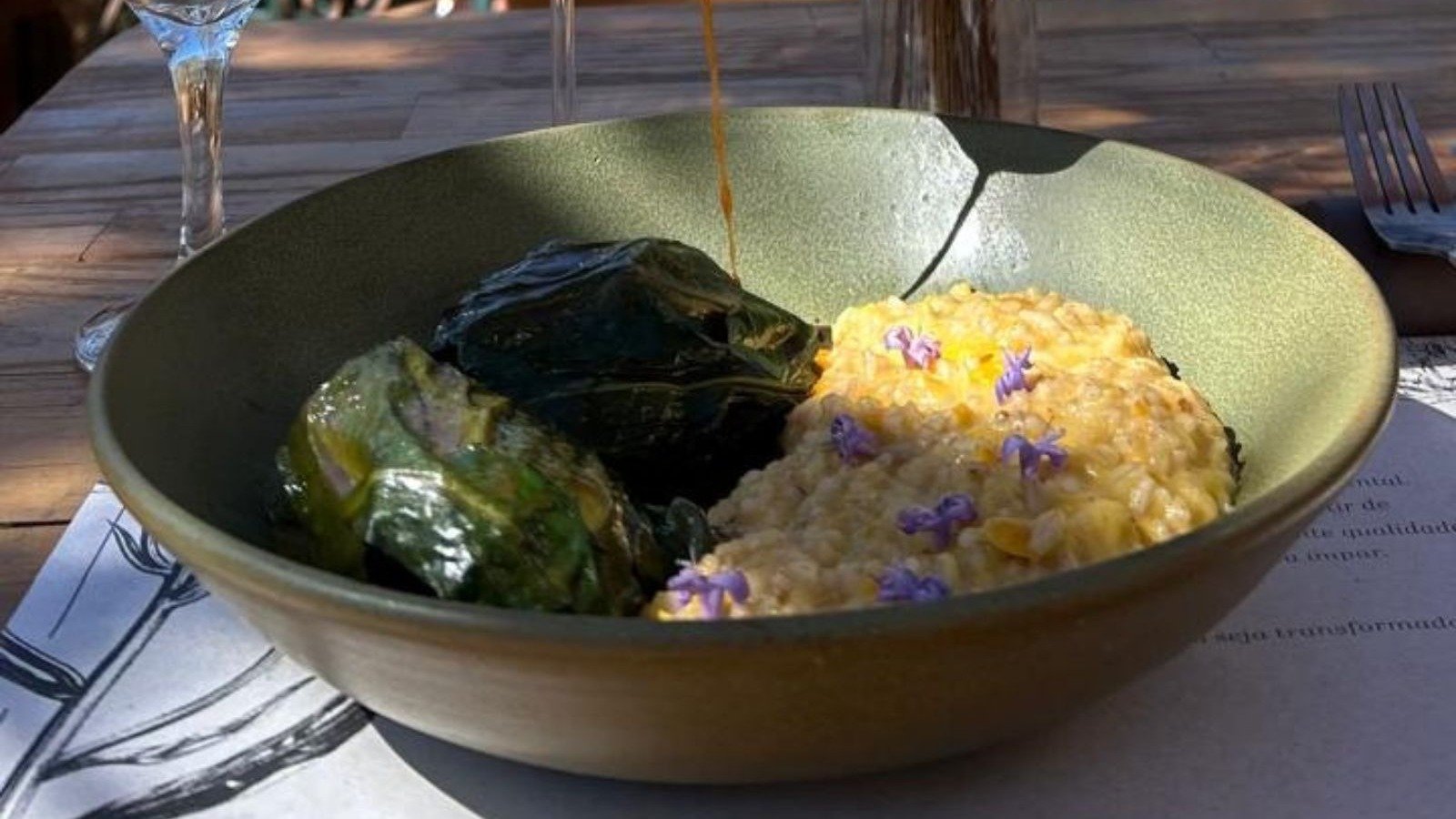 Participantes da Travessia da Primavera desfrutam de pratos elaborados que valorizam os ingredientes locais. -  (crédito: Divulga&ccedil;&atilde;o)