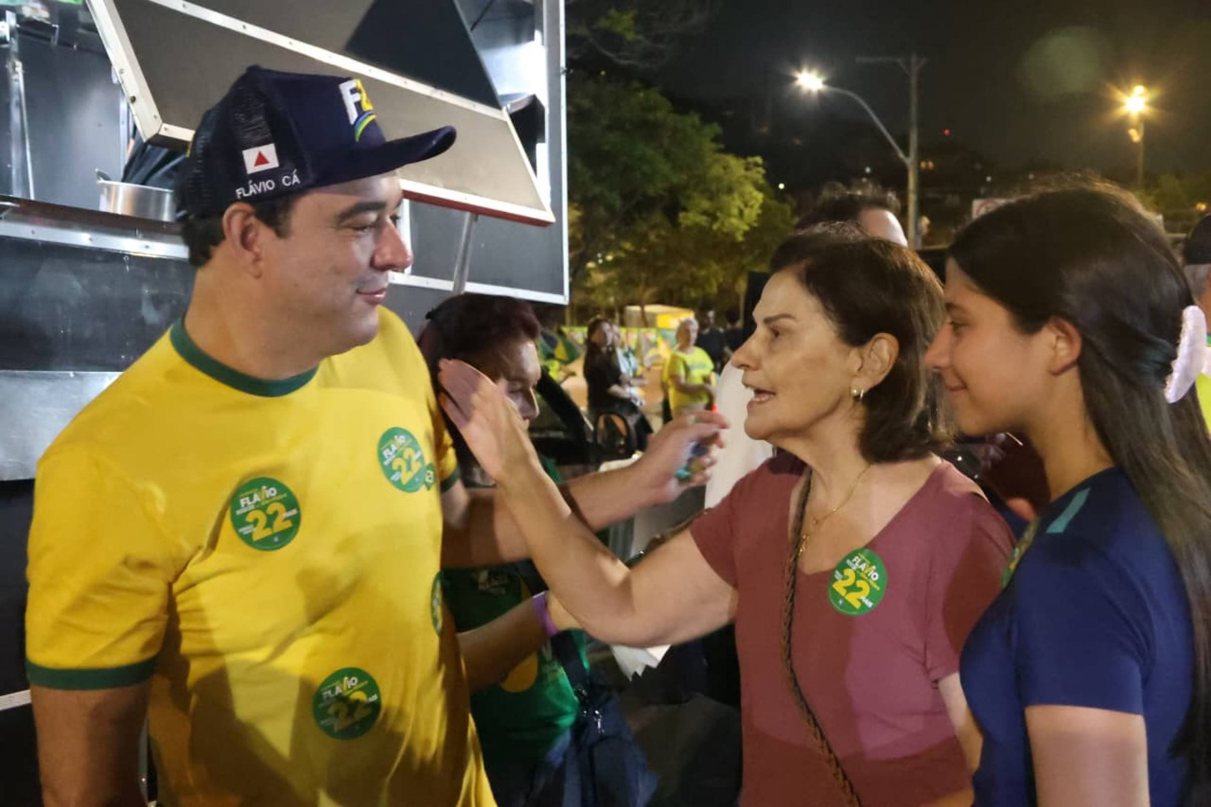 Nikolas pediu voto para si e para aliados. Ao lado dele, estavam o candidato ao governo de Minas, Flávio Roscoe (PL), os candidatos ao Senado Domingos Sávio (PL) e Marco Antônio Costa, o Superman (Novo), e o candidato a deputado estadual Pablo Almeida (PL).