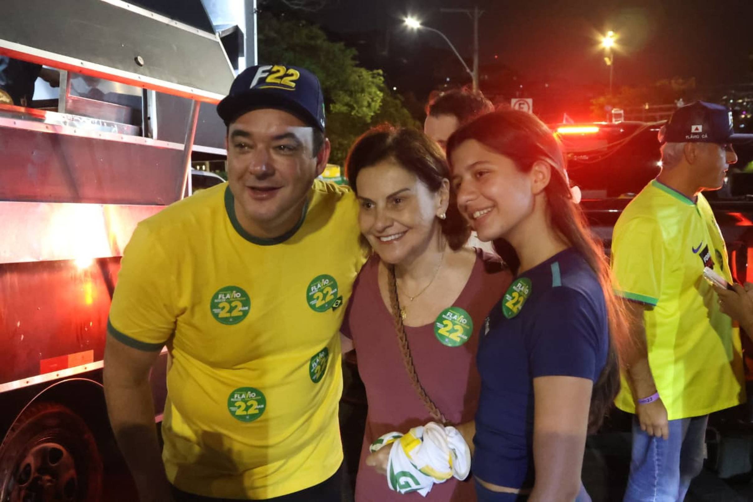 Nikolas pediu voto para si e para aliados. Ao lado dele, estavam o candidato ao governo de Minas, Flávio Roscoe (PL), os candidatos ao Senado Domingos Sávio (PL) e Marco Antônio Costa, o Superman (Novo), e o candidato a deputado estadual Pablo Almeida (PL).