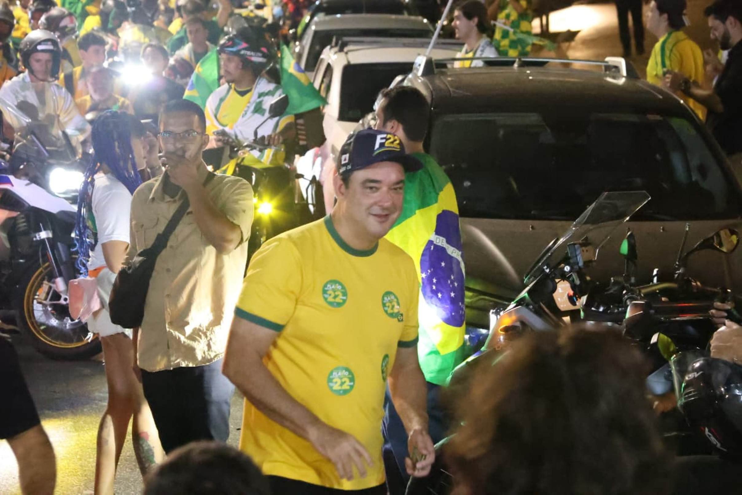 Nikolas pediu voto para si e para aliados. Ao lado dele, estavam o candidato ao governo de Minas, Flávio Roscoe (PL), os candidatos ao Senado Domingos Sávio (PL) e Marco Antônio Costa, o Superman (Novo), e o candidato a deputado estadual Pablo Almeida (PL).