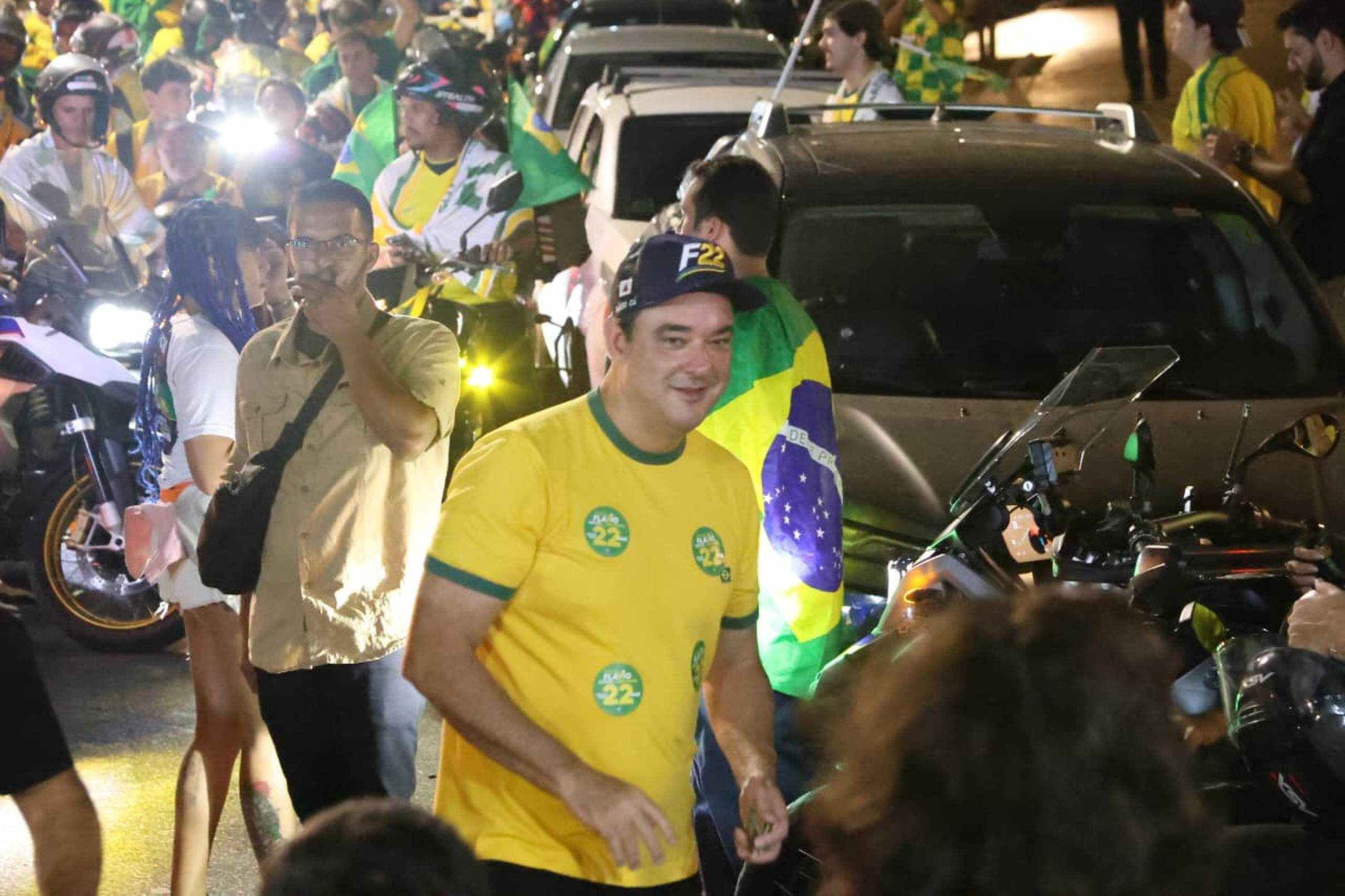 Nikolas pediu voto para si e para aliados. Ao lado dele, estavam o candidato ao governo de Minas, Flávio Roscoe (PL), os candidatos ao Senado Domingos Sávio (PL) e Marco Antônio Costa, o Superman (Novo), e o candidato a deputado estadual Pablo Almeida (PL).