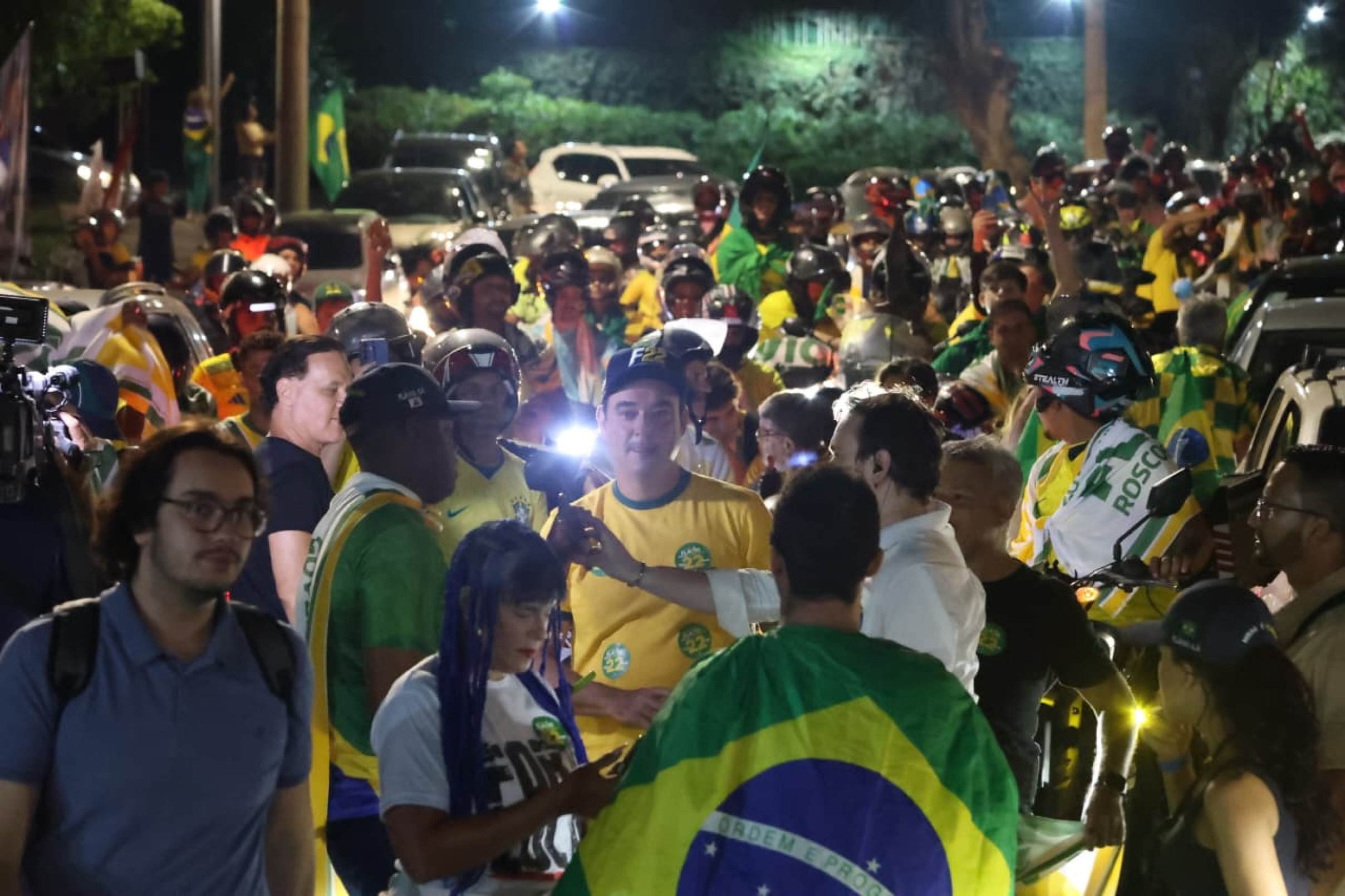 O ato começou uma 