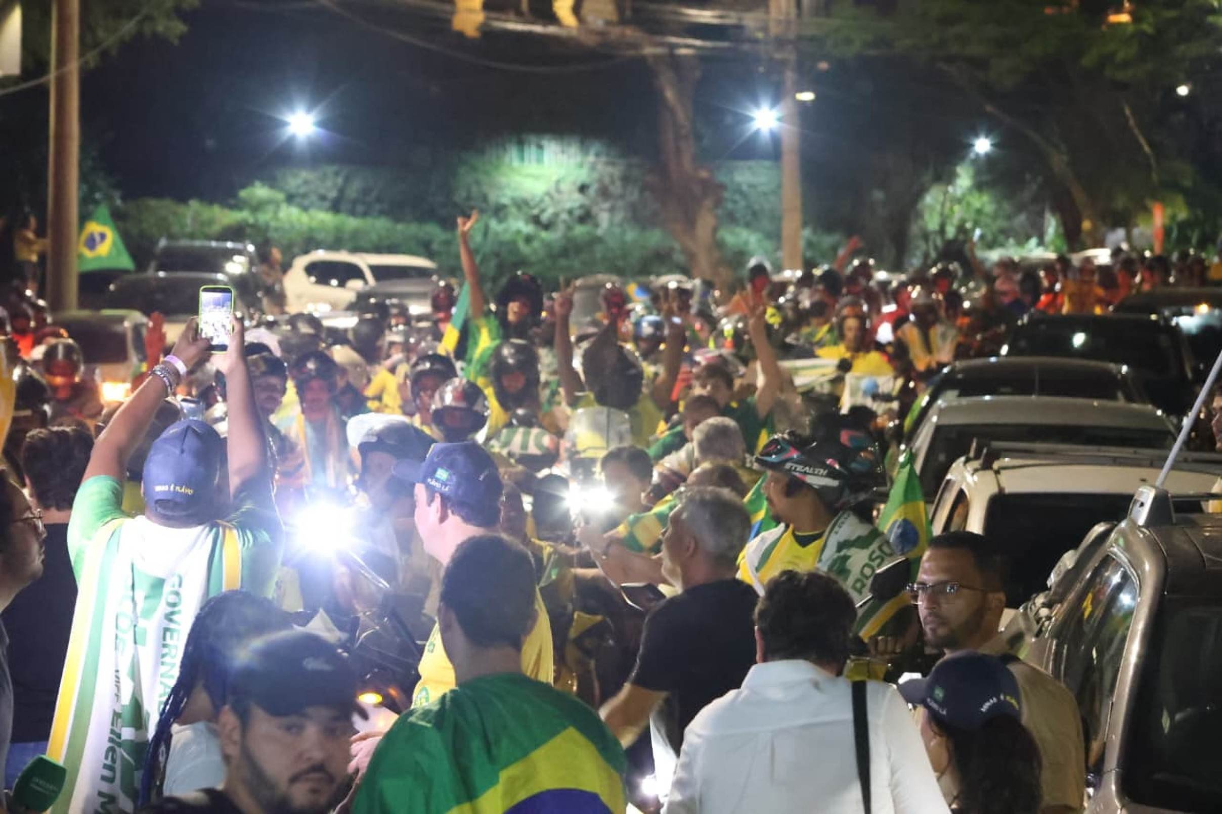 O ato começou uma 