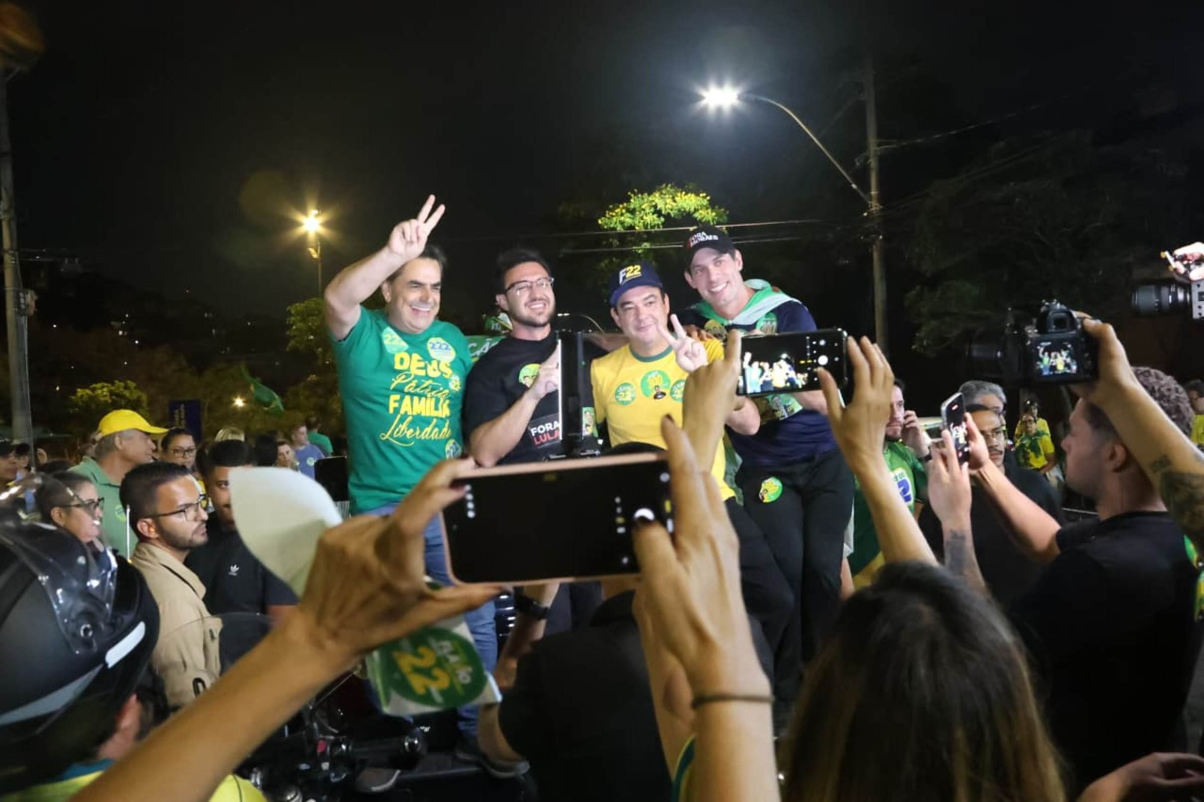 Nikolas pediu voto para si e para aliados. Ao lado dele, estavam o candidato ao governo de Minas, Flávio Roscoe (PL), os candidatos ao Senado Domingos Sávio (PL) e Marco Antônio Costa, o Superman (Novo), e o candidato a deputado estadual Pablo Almeida (PL).