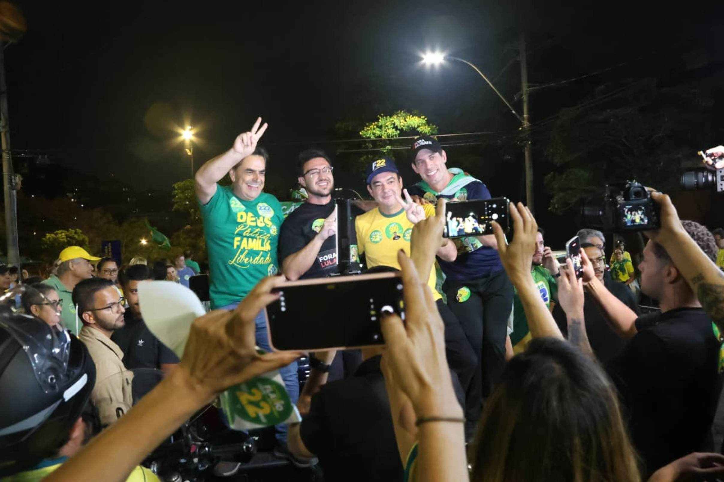 Nikolas pediu voto para si e para aliados. Ao lado dele, estavam o candidato ao governo de Minas, Flávio Roscoe (PL), os candidatos ao Senado Domingos Sávio (PL) e Marco Antônio Costa, o Superman (Novo), e o candidato a deputado estadual Pablo Almeida (PL).