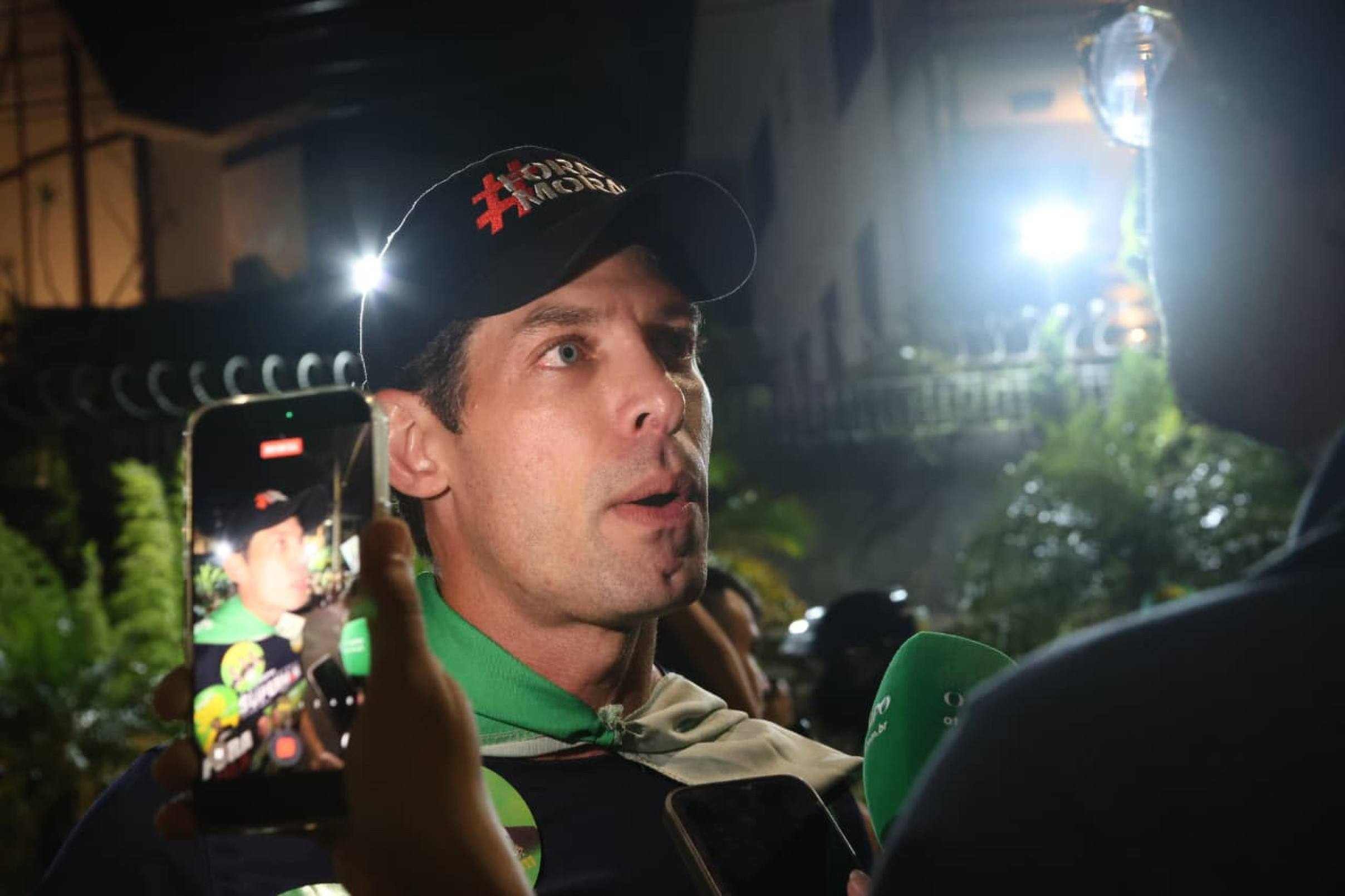 Nikolas pediu voto para si e para aliados. Ao lado dele, estavam o candidato ao governo de Minas, Flávio Roscoe (PL), os candidatos ao Senado Domingos Sávio (PL) e Marco Antônio Costa, o Superman (Novo), e o candidato a deputado estadual Pablo Almeida (PL).