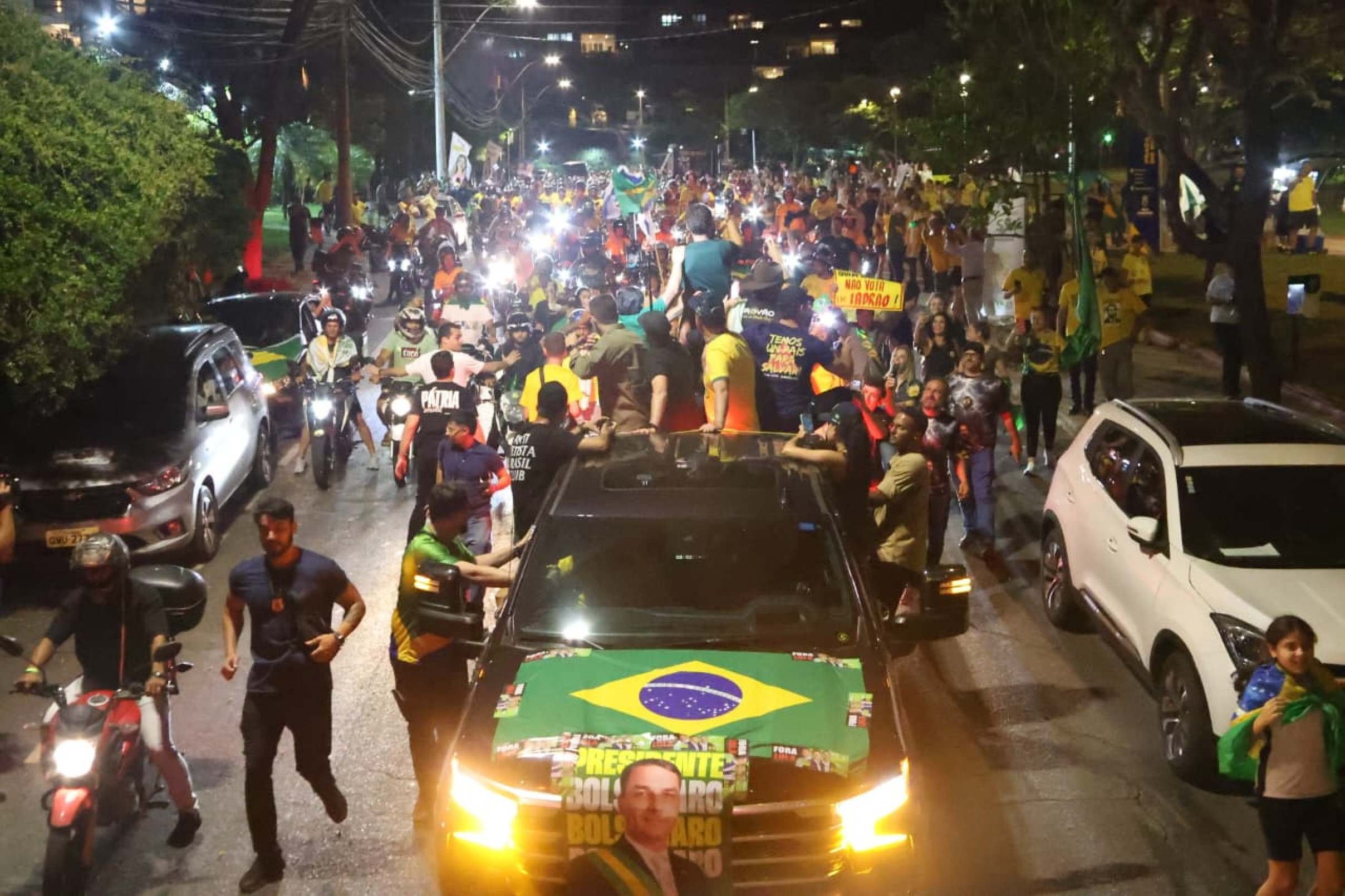 O ato começou uma 
