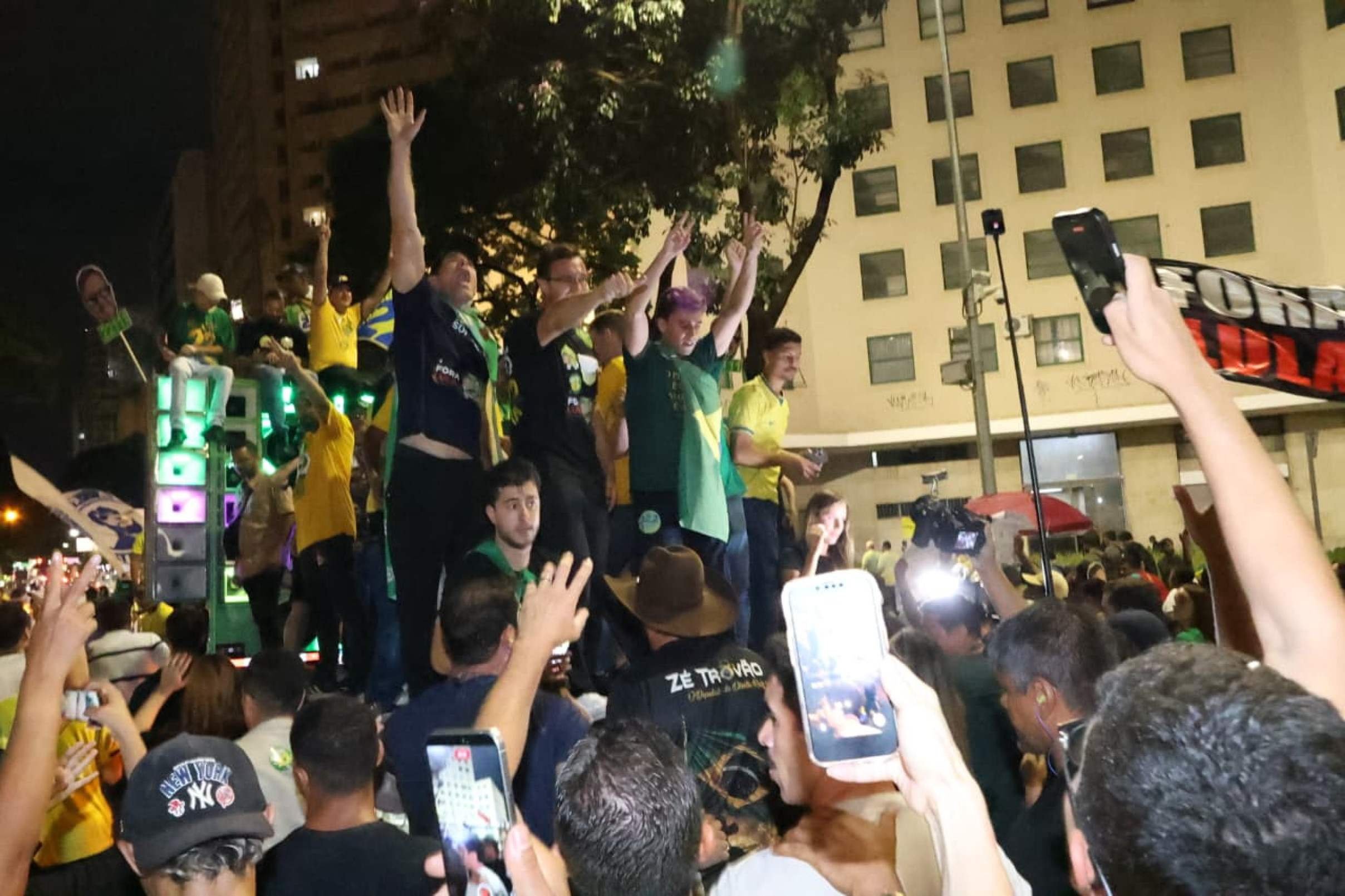 O ato começou uma 
