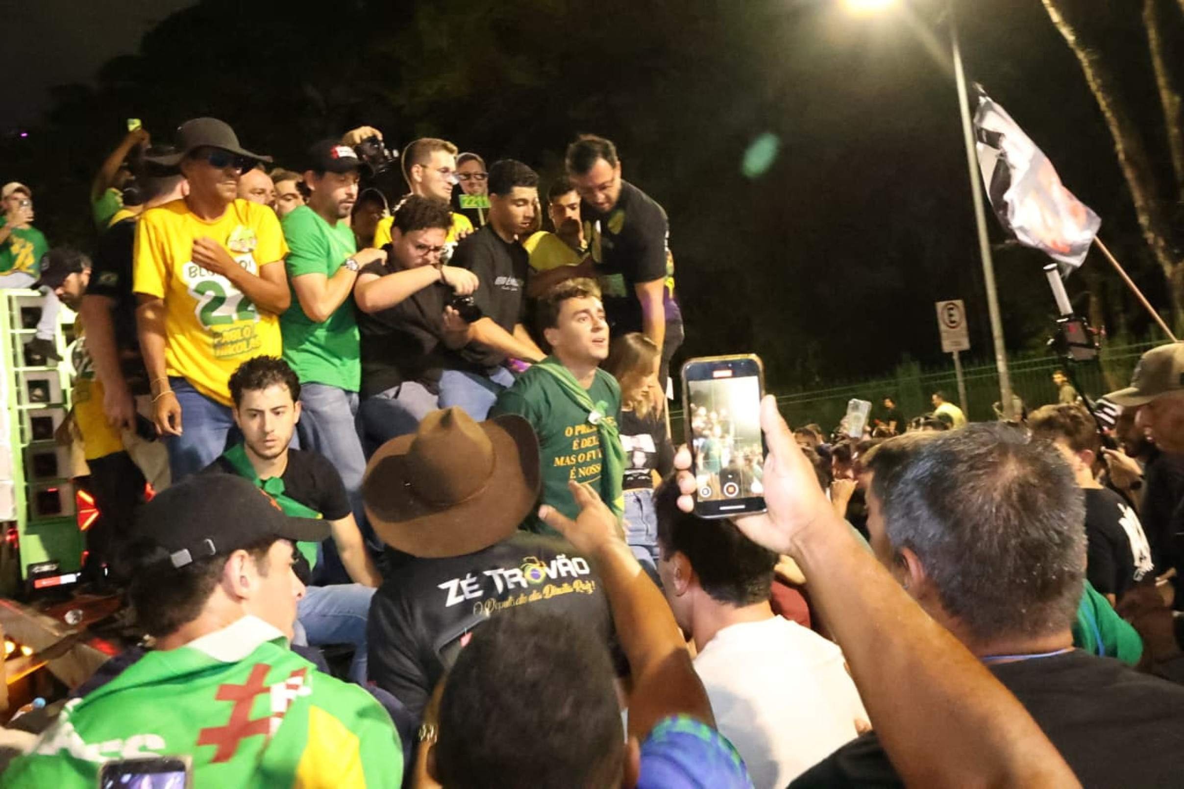 O ato começou uma 