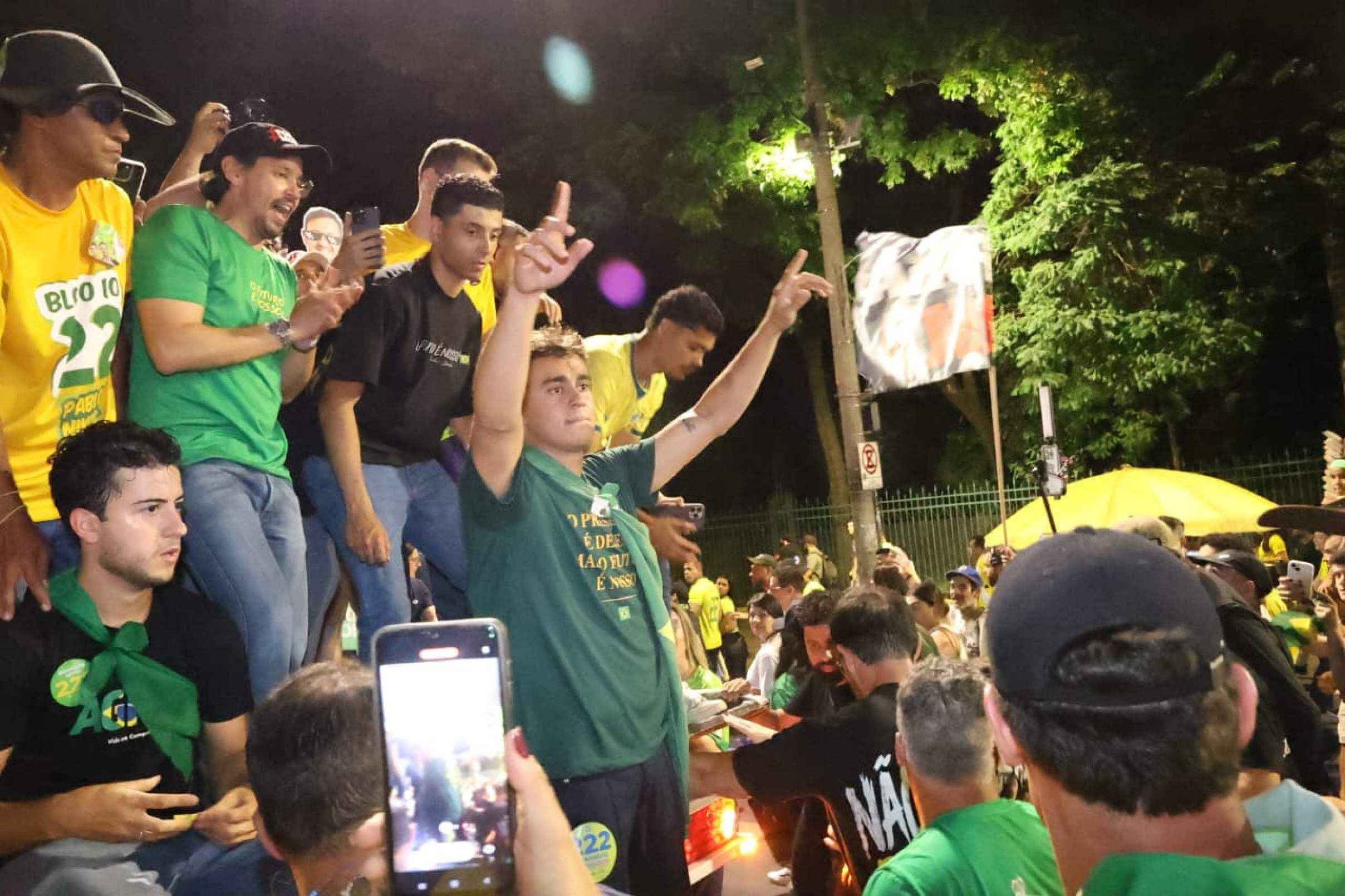 Nikolas pediu voto para si e para aliados. Ao lado dele, estavam o candidato ao governo de Minas, Flávio Roscoe (PL), os candidatos ao Senado Domingos Sávio (PL) e Marco Antônio Costa, o Superman (Novo), e o candidato a deputado estadual Pablo Almeida (PL).