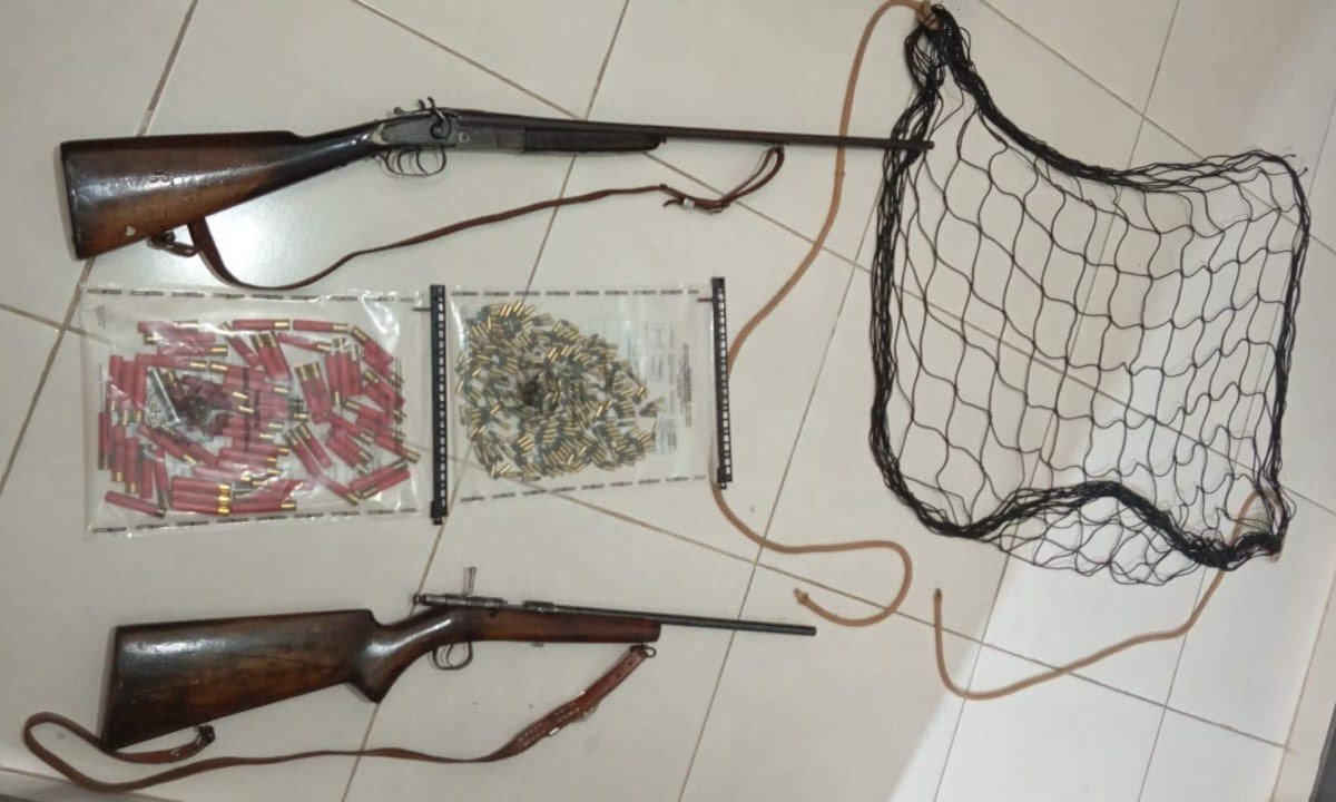 Armas, munições e rede de caça apreendidas pela Polícia Militar nesta quinta-feira (1º/10) - (crédito: Polícia Militar/Divulgação)