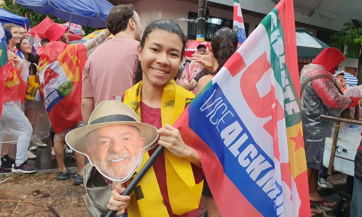 Natural de Jatobá, no interior de Pernambuco, ela mora na capital mineira há um ano e meio, é estudante de Biblioteconomia da Universidade Federal de Minas Gerais (UFMG) e votará no petista pela segunda vez - (crédito: Larissa Leone/EM/DA.Press)