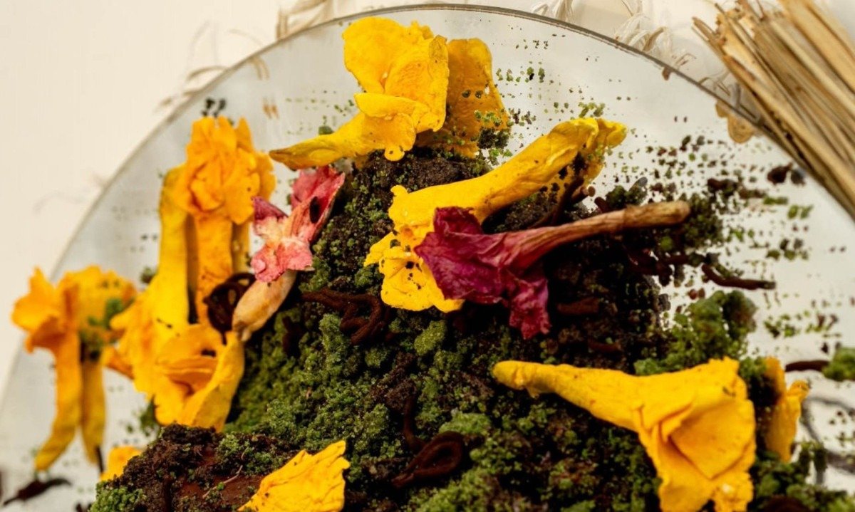 A chef confeiteira Marina Mendes explora neste doce a flor do ip&ecirc; desidratada e cristalizada, como geleia e em infus&atilde;o